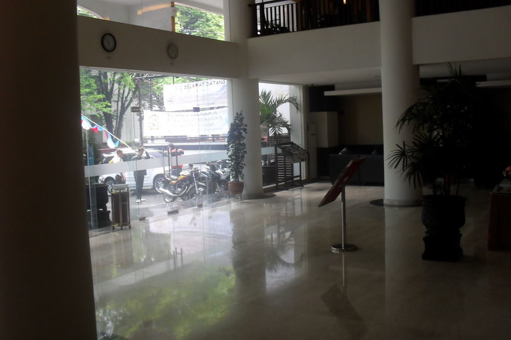 Hotel Gran Central Manado Exteriör bild